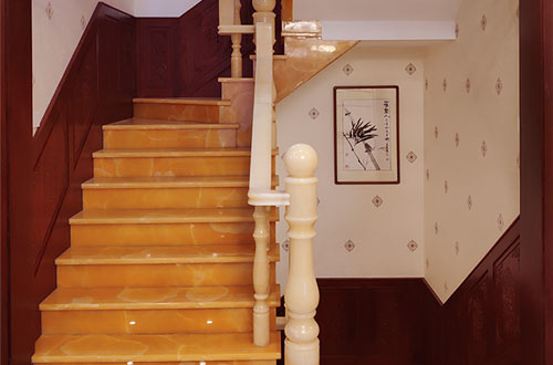 屏边中式别墅室内汉白玉石楼梯的定制安装装饰效果